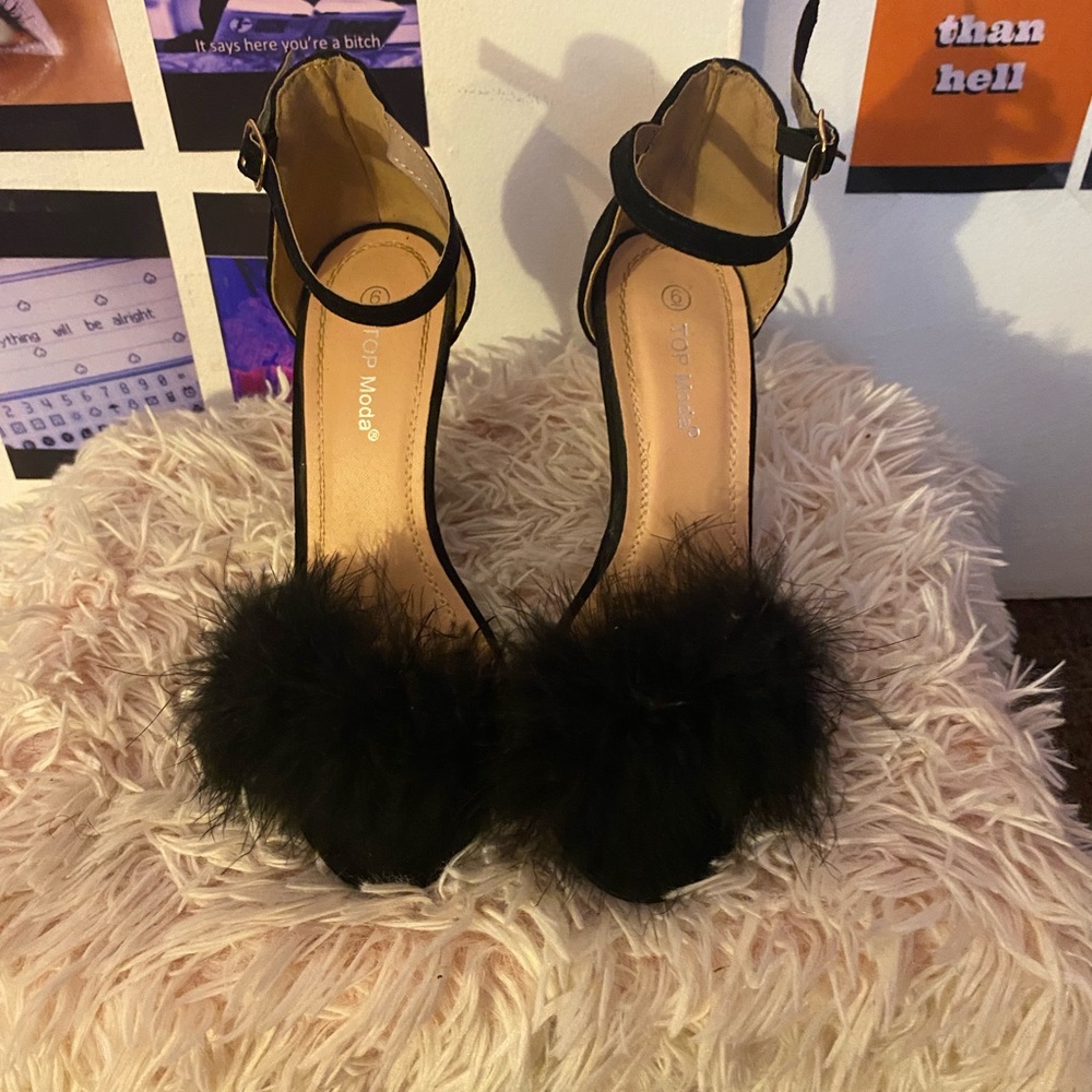 Open Toed Black Heels w/ fur on the top! 🖤